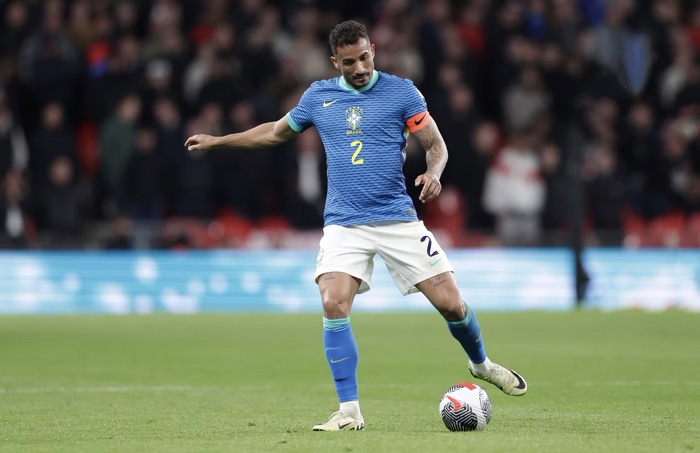 Capitão, Danilo pode estrear como zagueiro na Seleção em Brasília