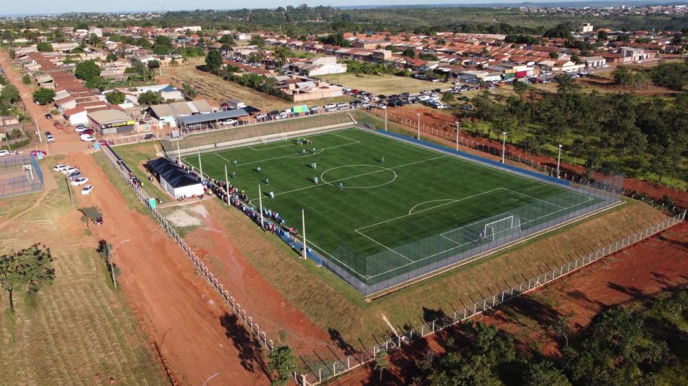 Prefeito Lulinha Viana entrega o primeiro campo sintético de Cidade Ocidental
