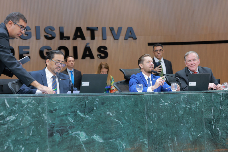 Deputados aprovam em definitivo projeto que beneficia taxistas