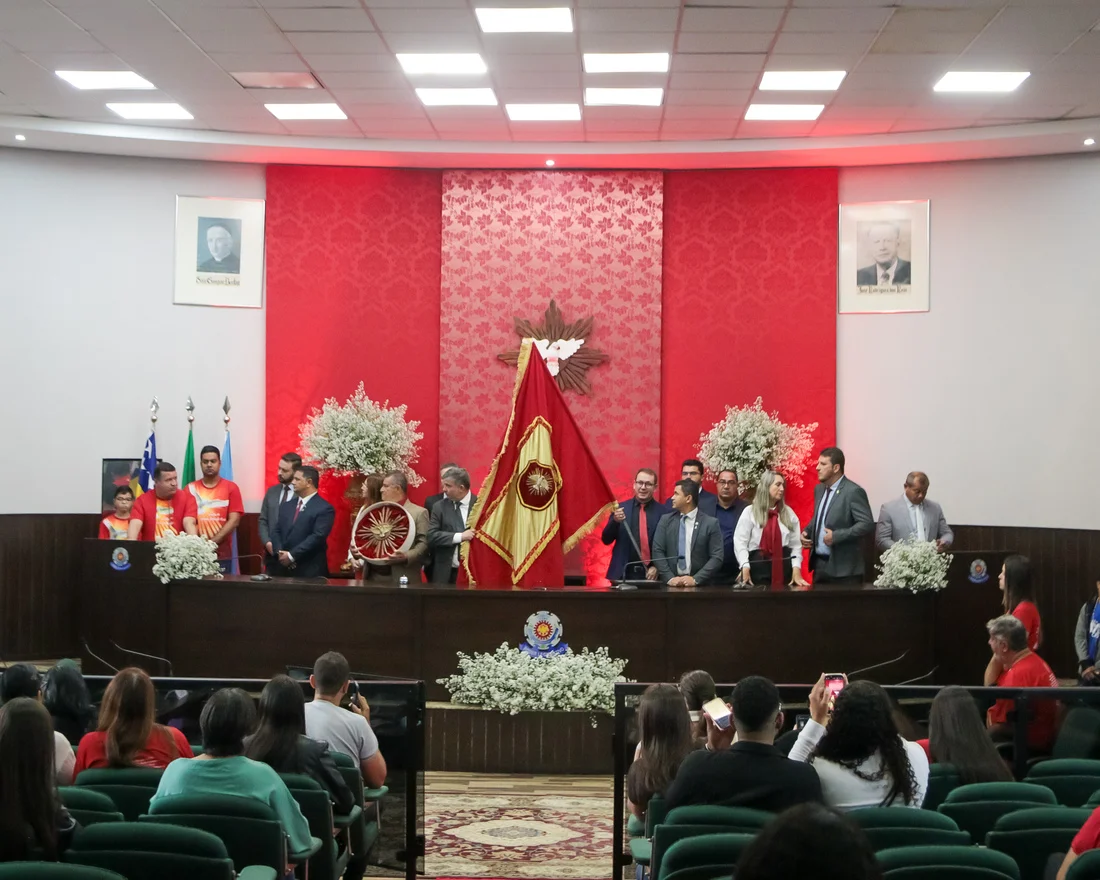 Parlamento recebe bandeira do Divino